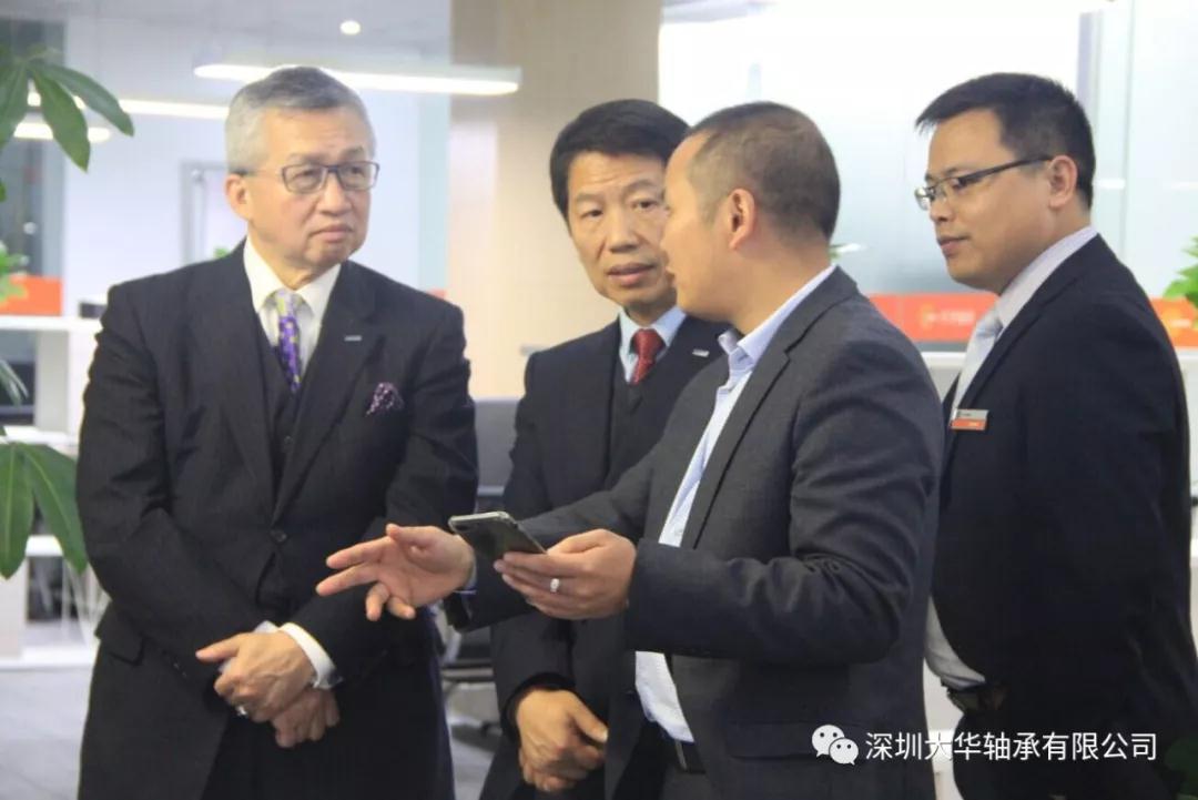 东培董事长在TPI事业部陪同下参观